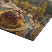 Spaghetti Bolognese auf Weingarten Terrasse Tisch Schneidebrett (Ecke)