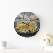 Spaghetti Carbonara Pasta mit Bacon und Parmesan Große Wanduhr (Zuhause)