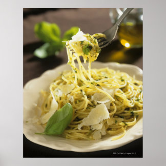 Spaghetti mit Basilikum und Parmesan auf Platte, Poster