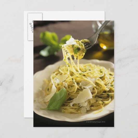 Spaghetti mit Basilikum und Parmesan auf Platte, Postkarte (Vorne/Hinten)