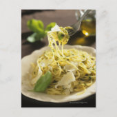 Spaghetti mit Basilikum und Parmesan auf Platte, Postkarte (Vorderseite)