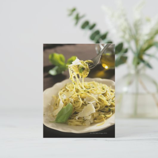 Spaghetti mit Basilikum und Parmesan auf Platte, Postkarte (Stehend Vorderseite)