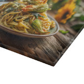 Spaghetti mit Zucchini-Blüten Schneidebrett (Ecke)