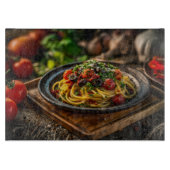 Spaghetti Puttanesca mit frischen Tomaten und Oliv Schneidebrett (Vorderseite)
