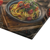 Spaghetti Puttanesca mit frischen Tomaten und Oliv Schneidebrett (Ecke)