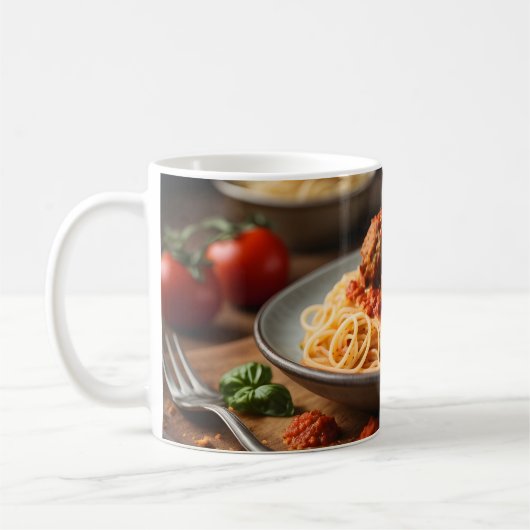 Spaghetti und Fleischbällchen auf Teller Kaffeetasse (Links)