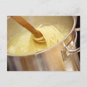 Spaghetti werden in Pot stickt Postkarte