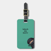 Spähender Ninja auf Grün Gepäckanhänger (Vorderseite vertikal)