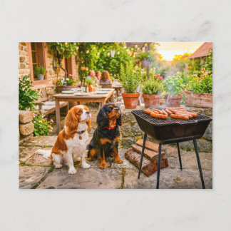 Spaniel-Duo beobachtet Terrassen-BBQ-Würstchen Postkarte
