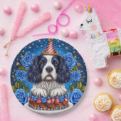Spaniel Hund feiert Geburtstag mit festlicher Hut Pappteller (Party)