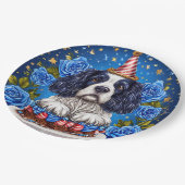 Spaniel Hund feiert Geburtstag mit festlicher Hut Pappteller (Schrägansicht)