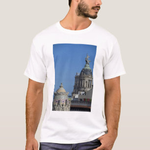 Spanien, Katalonien, Barcelona. Dach von Barcelona T-Shirt