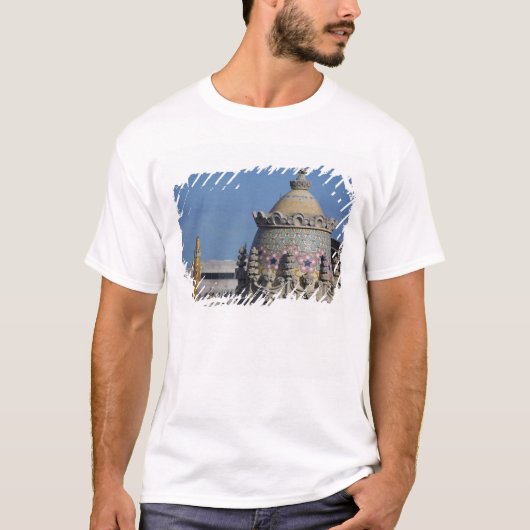 Spanien, Katalonien, Barcelona. Dachterrasse T-Shirt (Vorderseite)