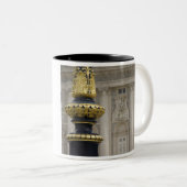Spanien, Madrid. Königlicher Palast, verzierte Zweifarbige Tasse (VorderseiteRechts)