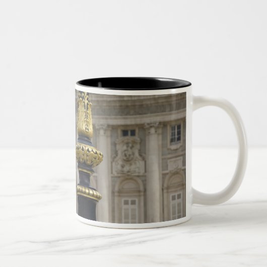 Spanien, Madrid. Königlicher Palast, verzierte Zweifarbige Tasse (Rechts)