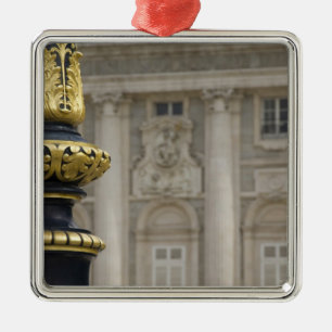 Spanien, Madrid. Königspalast, verzierte Goldlamp Silbernes Ornament