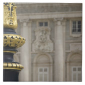 Spanien, Madrid. Königspalast, verzierte Goldlampe Fliese (Vorderseite)