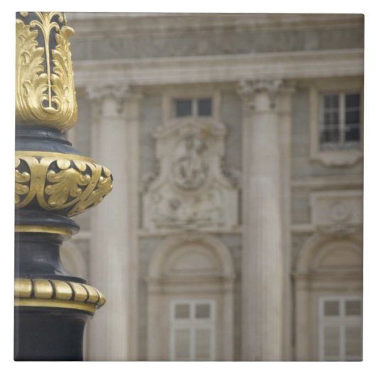 Spanien, Madrid. Königspalast, verzierte Goldlampe Fliese (Vorderseite)