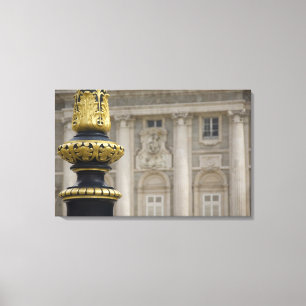Spanien, Madrid. Königspalast, verzierte Goldlampe Leinwanddruck