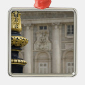 Spanien, Madrid. Königspalast, verzierte Goldlampe Silbernes Ornament (Vorne)