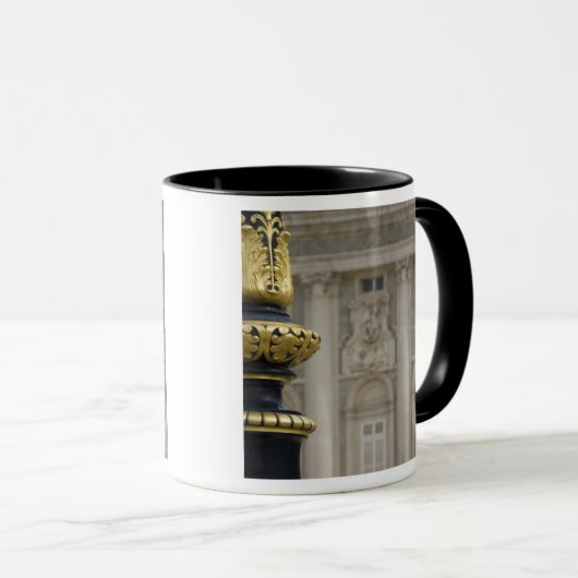 Spanien, Madrid. Königspalast, verzierte Goldlampe Tasse (VorderseiteRechts)