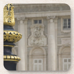 Spanien, Madrid. Königspalast, verzierte Goldlampe Untersetzer