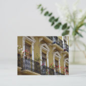 Spanien, Sevilla, Andalusien Geranien hängen über Postkarte (Stehend Vorderseite)