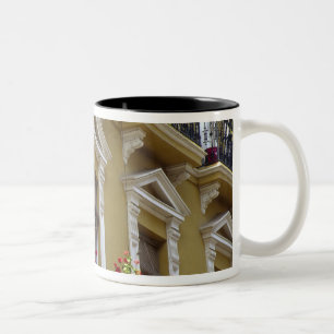 Spanien, Sevilla, Andalusien Geranien hängen über Zweifarbige Tasse