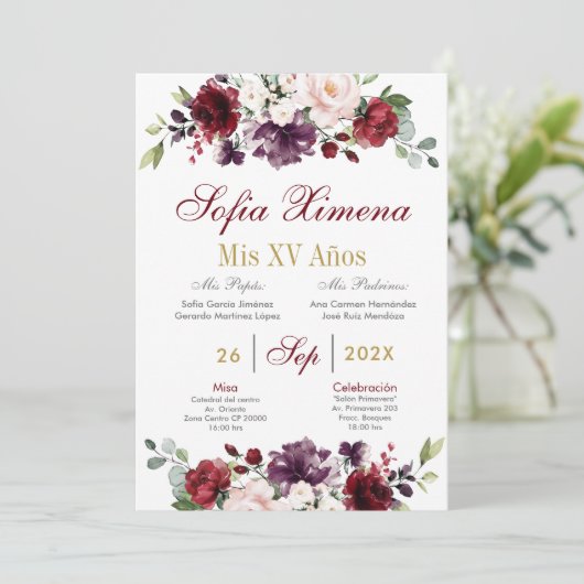 Spanisch Burgund Floral Quinceanera Einladung (Stehend Vorderseite)
