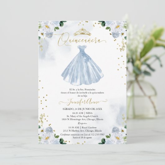 Spanisch Quinceanera Einladung Blaues Blumenkleid (Stehend Vorderseite)