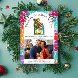 Spanischer Ruhm zu Gott in den höchsten Weihnachte Feiertagskarte<br><div class="desc">Senden Sie herzliche und herzliche Christliche Weihnachtsgrüße in dieser Weihnachtszeit mit unserer Gloria a Dios en las Alturas (Herrlichkeit an Gott in der höchsten) Spanische Weihnachtskarte. Diese hübsch gestaltete Karte besticht durch eine Vintage Krippenlandschaft aus Buntglas mit zwei weißen, in einem eleganten, weißen Bogen gerahmten Tauben und Set vor einem...</div>