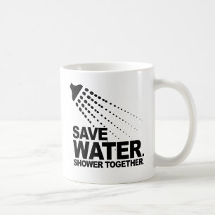 SPARE WASSER. DUSCHE ZUSAMMEN. KAFFEETASSE
