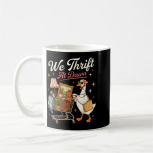 Sparen bei Morgengrauen Lustige Gans beim Thriftin Kaffeetasse