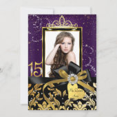 Sparkle Gold Lila Damask & Bow Foto Quinceanera Einladung (Vorderseite)