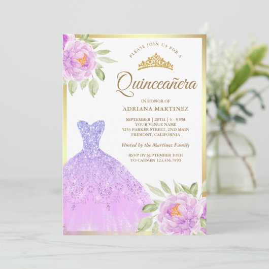 Sparkle Gown Lilac Lila Floral Gold Quinceanera Einladung (Stehend Vorderseite)