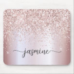 Sparkle Rose Gold Glitzer Metallischer Monogrammna Mousepad<br><div class="desc">Girly Blush Rose Gold Glitzer Glam Metallic Monogram Name Script Custom Personalisiert Mousepad. Diese Design mit Ihrem Vornamen in einem hübschen handgeschriebenen Stil Swash Schwanz Schriftart Typografie auf Imitaten Rose Gold metallische Folie mit funkelnden Glitzer Rand. Diese lassen sich einfach anpassen. Großartiges Frauengeschenk zum Geburtstag, Muttertag, 16. Geburtstag, Brautparty und...</div>