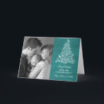 Sparkle Tree Chalkboard Holiday Card, Aquamarin Feiertagskarte<br><div class="desc">Die trendige und stilvolle Sparkle Tree Chalkboard Foto Grußkarte in Türkis mit einem Chalkboard-Look und einem eleganten Weihnachtsbaum. Diese schicke Karte eignet sich hervorragend, um Freunden und der Familie Urlaubswünsche zu senden. Passen Sie sich mit Ihrem eigenen Foto und dem personalisierten Gruß Ihrer Wahl an. Klicken Sie auf "Anpassen", um...</div>