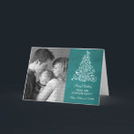 Sparkle Tree Chalkboard Holiday Card, Aquamarin Feiertagskarte<br><div class="desc">Die trendige und stilvolle Sparkle Tree Chalkboard Foto Grußkarte in Türkis mit einem Chalkboard-Look und einem eleganten Weihnachtsbaum. Diese schicke Karte eignet sich hervorragend, um Freunden und der Familie Urlaubswünsche zu senden. Passen Sie sich mit Ihrem eigenen Foto und dem personalisierten Gruß Ihrer Wahl an. Klicken Sie auf "Anpassen", um...</div>