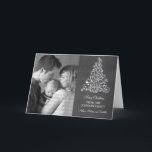 Sparkle Tree Chalkboard Holiday Card, grau Feiertagskarte<br><div class="desc">Die trendige und stilvolle Sparkle Tree Chalkboard Foto Grußkarte in Grau mit einem Chalkboard-Look und einem eleganten Weihnachtsbaum. Diese schicke Karte eignet sich hervorragend, um Freunden und der Familie Urlaubswünsche zu senden. Passen Sie sich mit Ihrem eigenen Foto und dem personalisierten Gruß Ihrer Wahl an. Klicken Sie auf "Anpassen", um...</div>