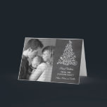 Sparkle Tree Chalkboard Holiday Card, grau Feiertagskarte<br><div class="desc">Die trendige und stilvolle Sparkle Tree Chalkboard Foto Grußkarte in Grau mit einem Chalkboard-Look und einem eleganten Weihnachtsbaum. Diese schicke Karte eignet sich hervorragend, um Freunden und der Familie Urlaubswünsche zu senden. Passen Sie sich mit Ihrem eigenen Foto und dem personalisierten Gruß Ihrer Wahl an. Klicken Sie auf "Anpassen", um...</div>