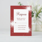 Sparkler in Red Wedding RSVP Karte (Stehend Vorderseite)