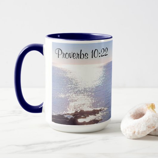 Sparkling Blue Ocean Sessings Bible Verse Tasse (Mit Donut)