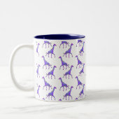 Sparkling Hippie Style Lila Giraffe Zweifarbige Tasse (Links)