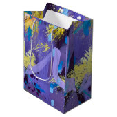 Sparkling Purple and Yellow Abstract Art Gift Bag Mittlere Geschenktüte (Vorderseite Schrägansicht)