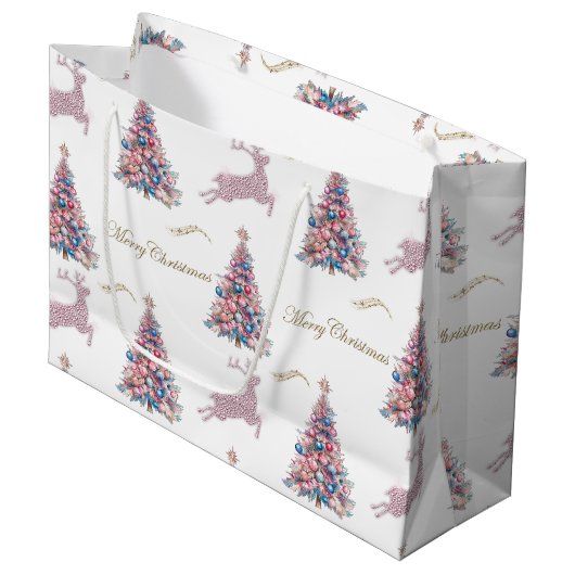 Sparkling Reindeer and Pastel Christmas Trees Pink Große Geschenktüte (Vorderseite Schrägansicht)