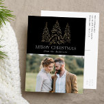 Sparkling Winter Pine Black Frohe Weihnachts-Foto Feiertagspostkarte<br><div class="desc">Moderne und elegante Urlaubspostkarte mit Ihrem Foto,  ergänzt durch ein schneebedecktes Imitat mit goldgelbem Kiefernholz mit schwarzem Hintergrund (oder nach Ihrer Wahl). "Frohe Weihnachten" wird in einem weißen,  modernen Serif-Schriftart mit Ihrem Namen oder benutzerdefinierten Text unten angezeigt. Die Foto Ferien Postkarte kehrt um Ihre Rücksendeadresse und benutzerdefinierte Nachricht anzuzeigen.</div>