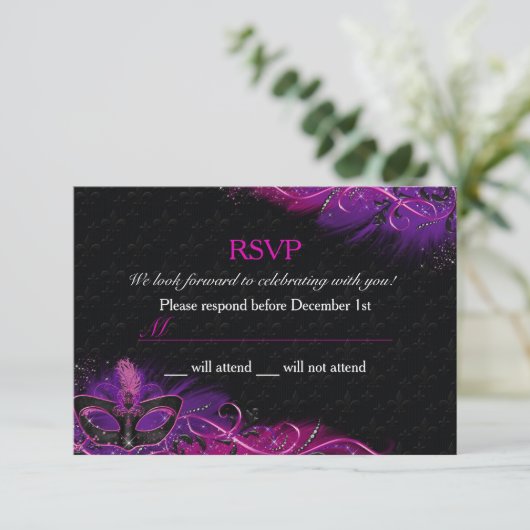 Sparkor Rosa und Lila Federn Masquerade UAWG RSVP Karte (Stehend Vorderseite)