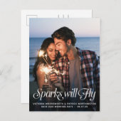 Sparks fliegen Typografie Hochzeit speichern das D Ankündigungspostkarte (Vorne/Hinten)