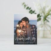 Sparks fliegen Typografie Hochzeit speichern das D Ankündigungspostkarte (Stehend Vorderseite)