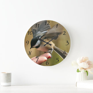 Sparrow landet auf der Hand meiner Ehefrau Große Wanduhr